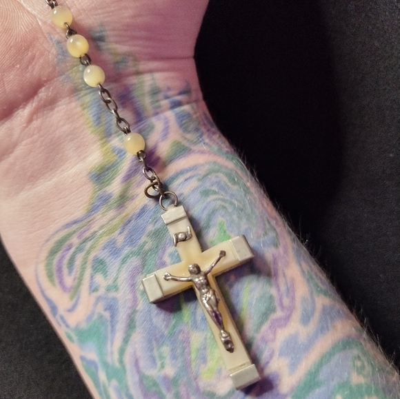 Stunning Cream Rosary Necklace - Picture 2 of 8